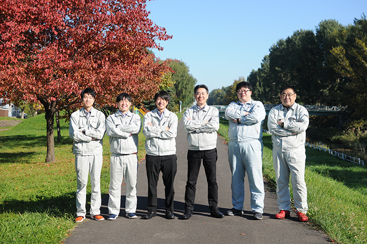 写真:技術・施工スタッフ6名の笑顔の写真